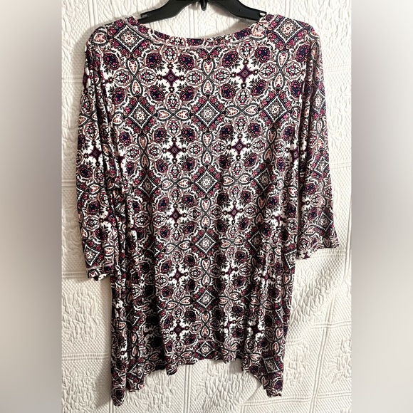 Women's Patterned V-Neck Top Artisan NY Size 1X - Picture 2 of 5